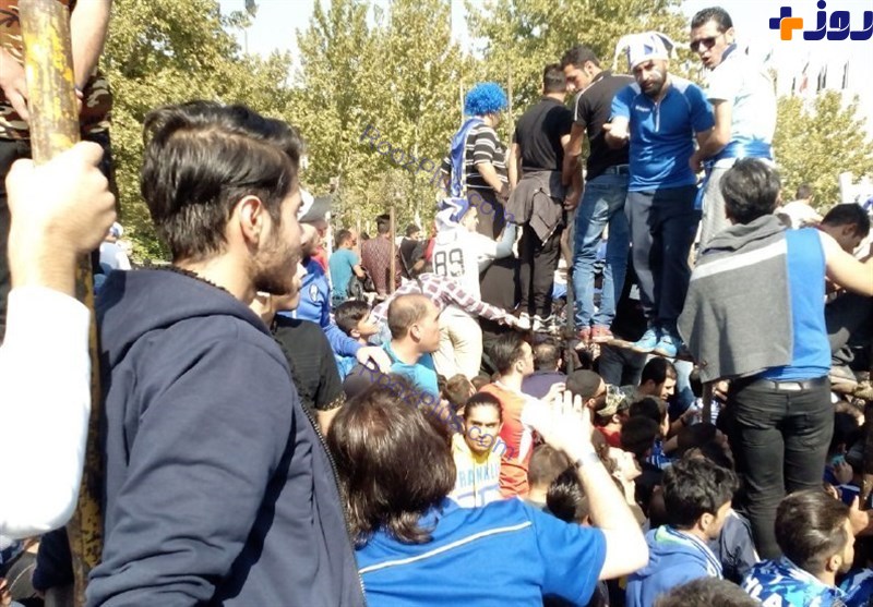 ازدحام جمعیت، تماشاگران دربی تهران را به بالای داربست‌ها برد +تصاویر