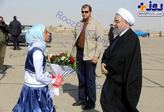 عكس/استقبال دختر بلوچ از رئيس جمهور در سيستان