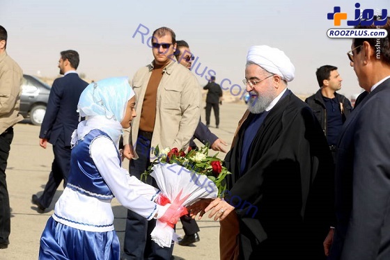 عكس/استقبال دختر بلوچ از رئيس جمهور در سيستان