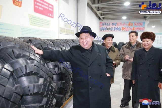 خوشحالی رهبر کره‌شمالی هنگام بازدید از کارخانه ابزار موشک‌های بالستیک/عکس