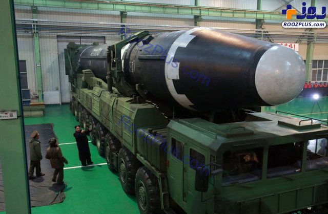 خوشحالی رهبر کره‌شمالی هنگام بازدید از کارخانه ابزار موشک‌های بالستیک/عکس