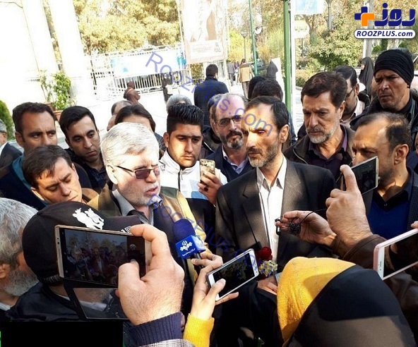عكس/ خروج معاون احمدي احمدي نژاد از دادسرا با گل رز و نرگس!