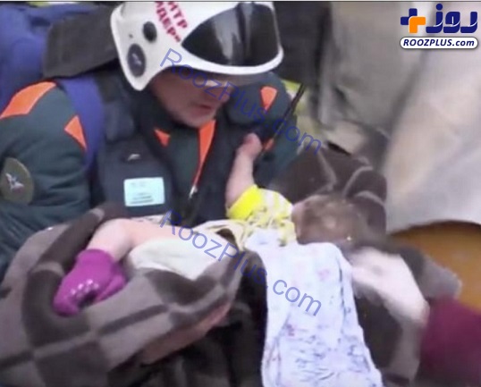 بیرون آوردن زنده نوزادی از زیر آوار پس از 35 ساعت!عکس