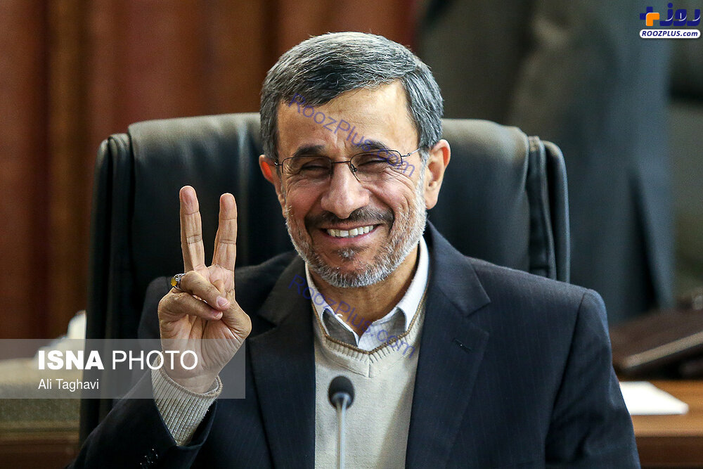 ژست های خاص احمدی نژاد در جلسه مجمع +عکس