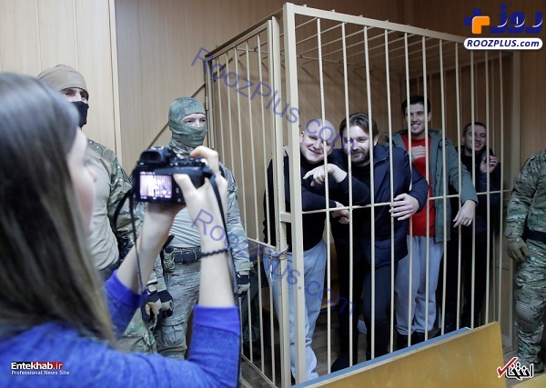 ملوانان اوکراینی بازداشت شده در روسیه داخل قفس! +عکس