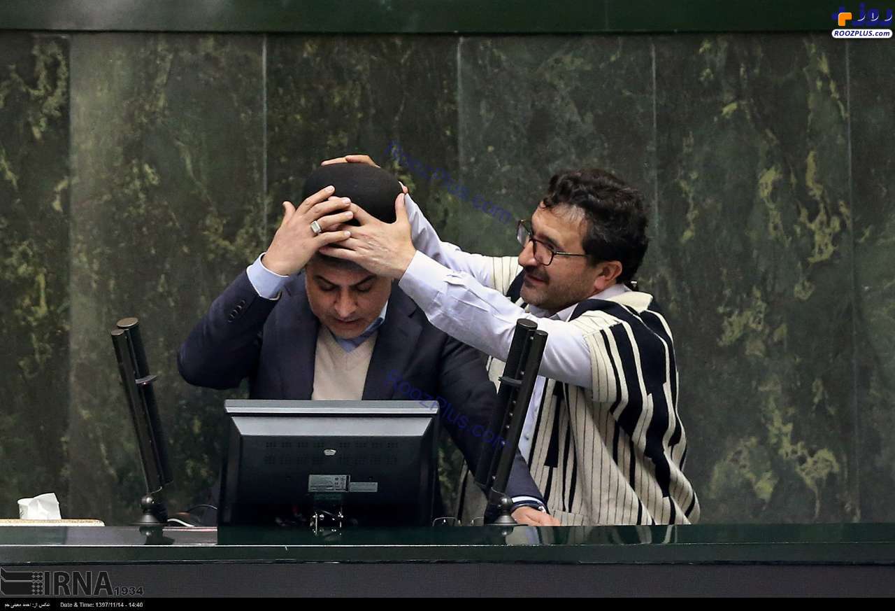 نماینده مجلس با لباس محلی در صحن علنی+عکس