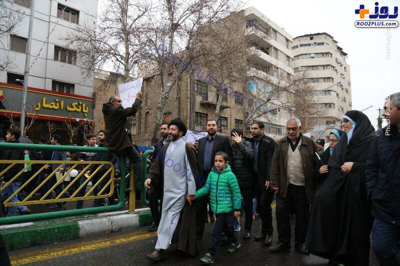 فرزند و نوه رهبر انقلاب در راهپیمایی ۲۲ بهمن+عکس