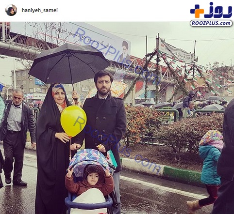 عکس خانوادگی مجری زن زیر باران در راهپیمایی 22 بهمن