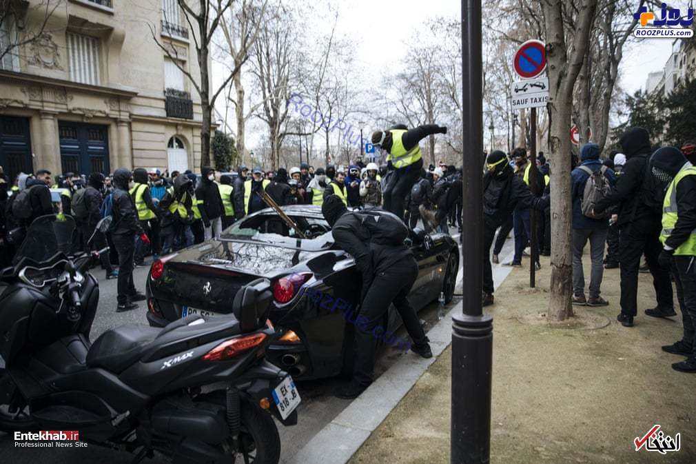 تخریب یک خودروی لوکس توسط معترضان در پاریس +عکس