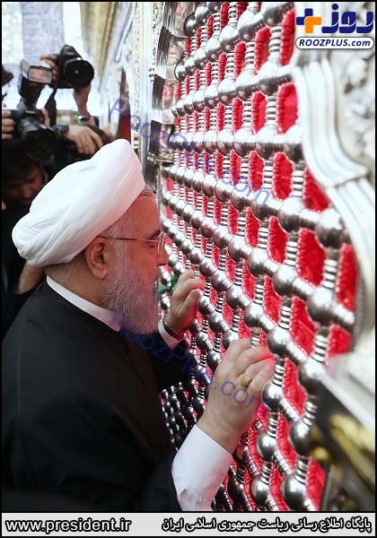 روحانی در کنار ضریح مطهر امیرالمومنین علی(ع) +عکس