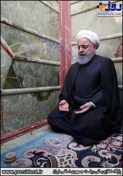 روحانی در کنار ضریح مطهر امیرالمومنین علی(ع) +عکس