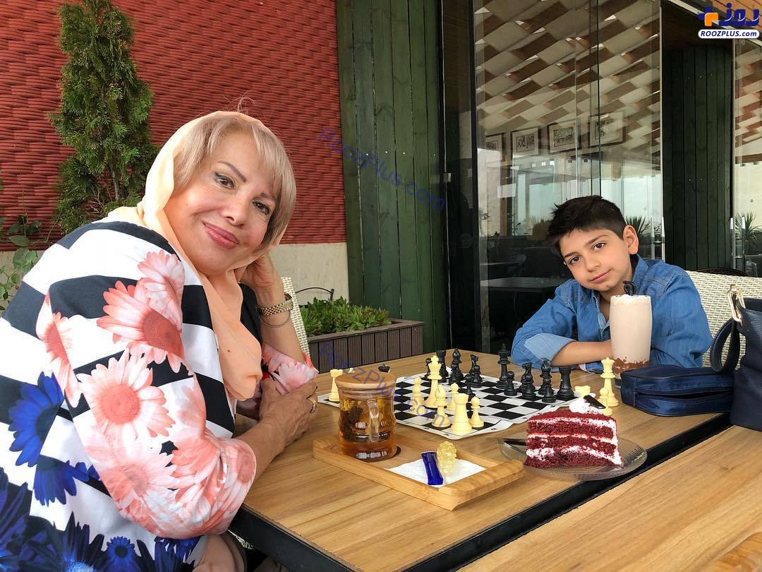 مادر و پسر «سیما تیرانداز» در حال شطرنج بازی +عکس