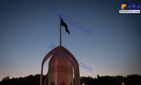 نصب پرچم ۱۰۰۰ متری «یاحسین» روی بلندترین برج پرچم خاورمیانه +تصاویر