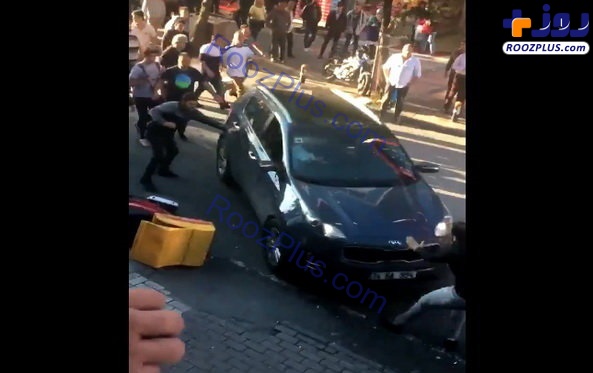 برخورد عمدی خودرو با عابران در استانبول/ چند نفر زخمی شدند! +عکس