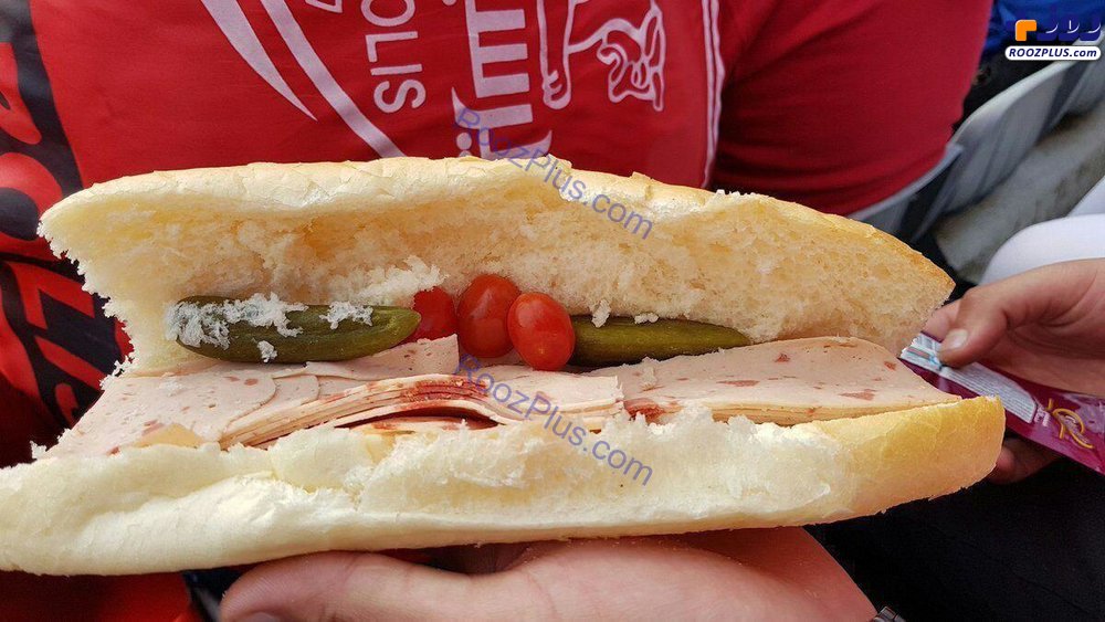 ساندویچ ده هزار تومانی در ورزشگاه آزادی/ عکس