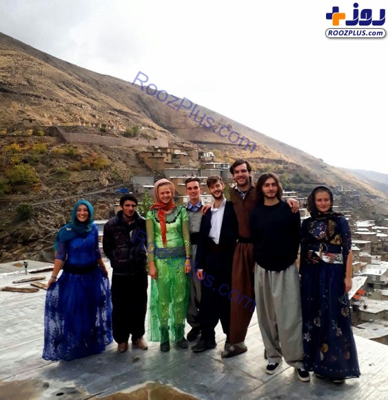 گردشگران آلمانی با لباس کُردی در هورامان کردستان! +عکس