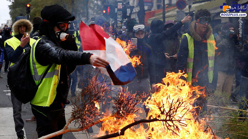 آتش زدن پرچم فرانسه توسط جلیقه زردها/عکس
