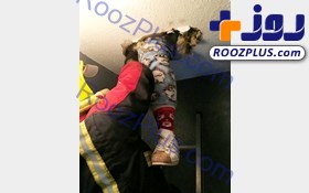 نجات زنی که در سقف گیر کرده بود! +عکس