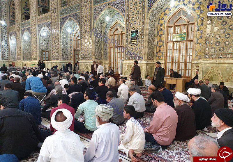 حضور بدون تشریفات تولیت آستان قدس رضوی در نماز جمعه+عکس