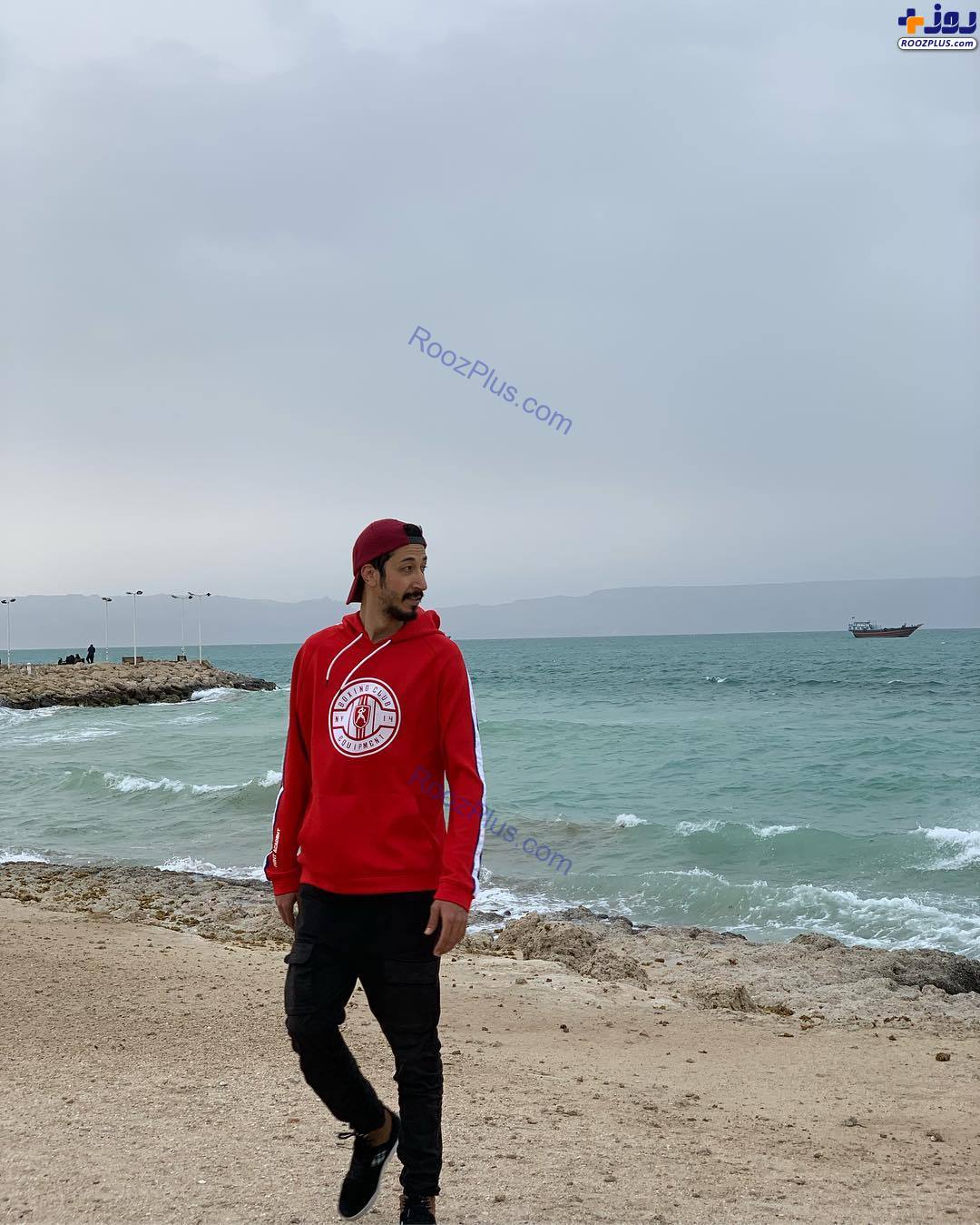 عکس/قامت بلند «بهرام افشاری» در ساحل دریا