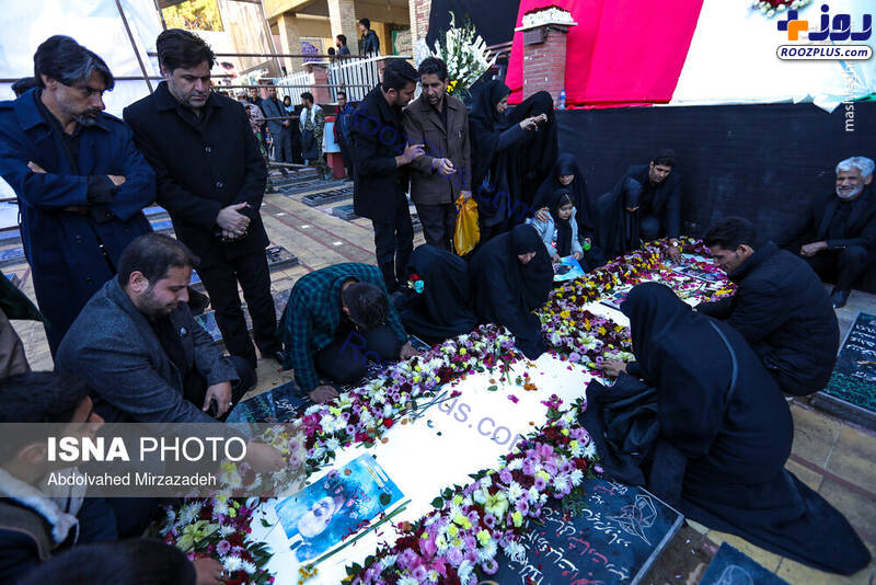 خانواده شهید پورجعفری در محل خاکسپاری+عکس