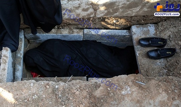خوابیدن مادر شهیدهادی طارمی در قبر پسرش+تصاویر