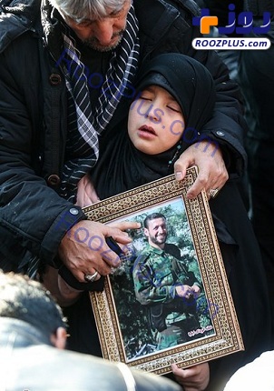 خوابیدن مادر شهیدهادی طارمی در قبر پسرش+تصاویر