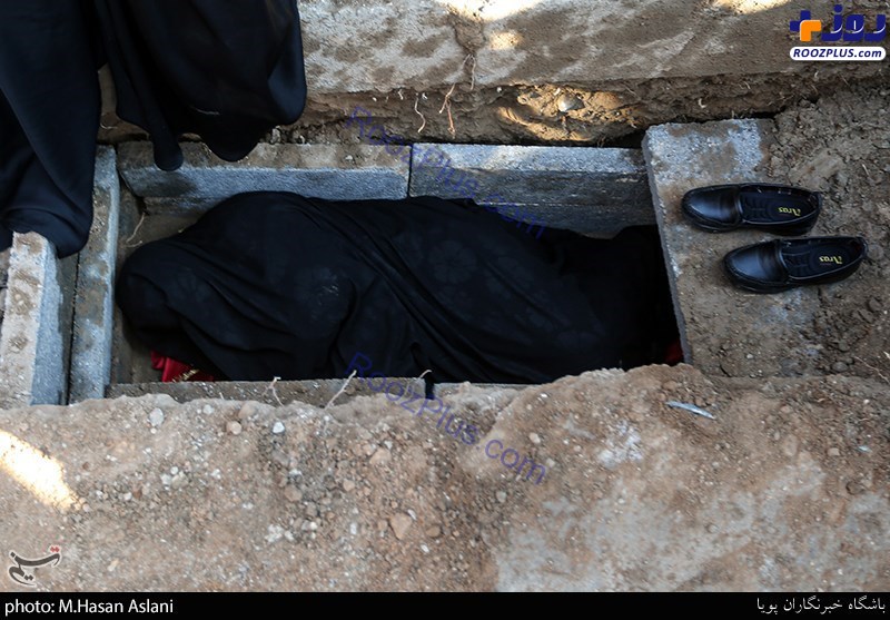 عکس/مادر شهید هادی طارمی در قبر پسرش
