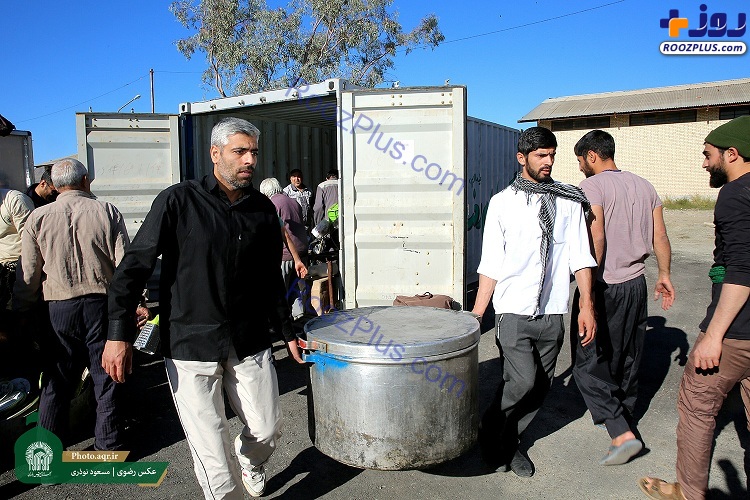 پخت و توزیع روزانه غذای گرم بین سیل زدگان سیستان و بلوچستان +عکس