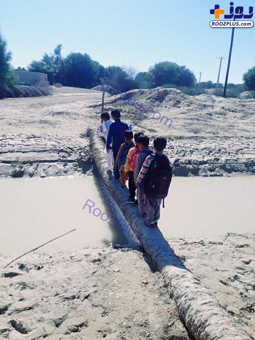 عکس/تصویری از پل عبور و مرور دانش‌آموزان روستای چوکات در سیستان و بلوچستان
