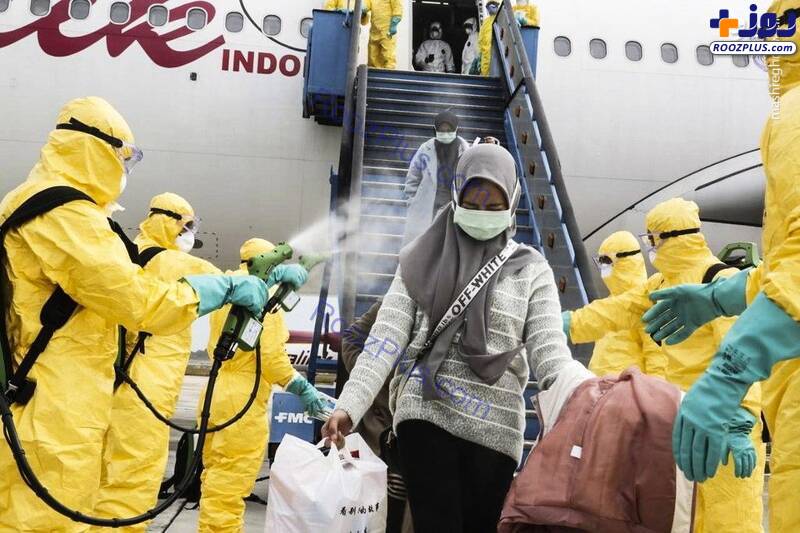 استقبال فرودگاه اندونزی از مسافران با سم‌پاشی/تصاویر