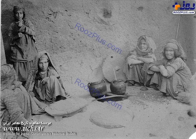 زنان روستایی زمان قاجار در حال پخت نان +عکس