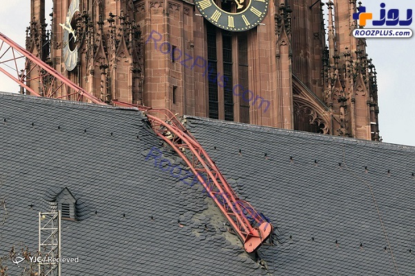 سقوط جرثقیل روی سقف کلیسای جامع در آلمان +عکس