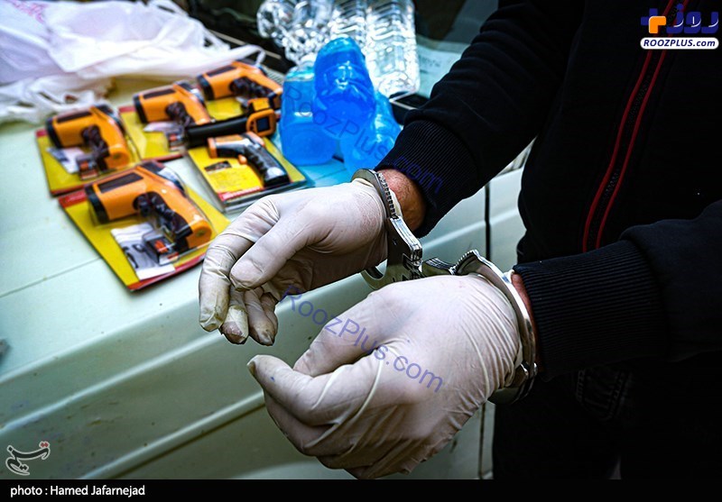 عکس/ دستبند به دست محتکران اقلام بهداشتی در «ناصر خسرو» تهران!