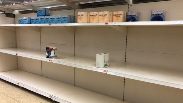 تقلای مقامات انگلیس برای جلوگیری از غارت سوپرمارکت‌ها از سوی مردم