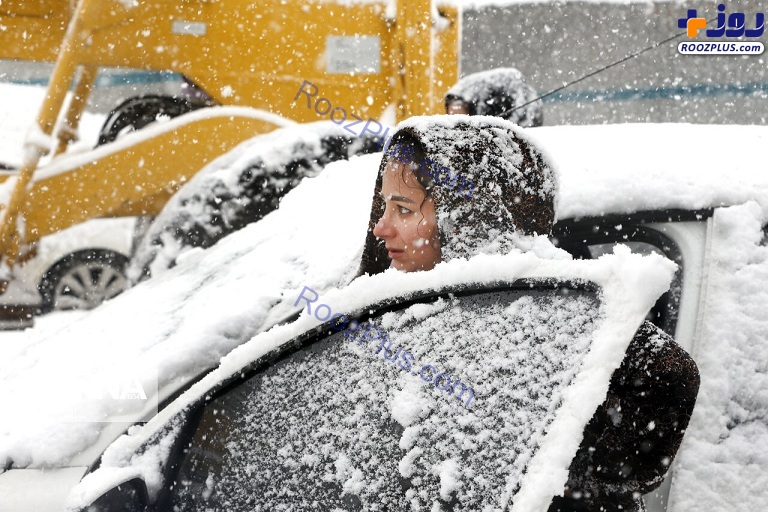 بارش برف و مشکل تردد خودروها در کرج +عکس