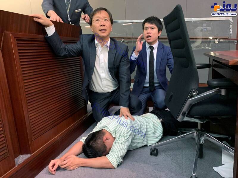 زد و خورد در مجلس قانون گذاری هنگ‌ کنگ! +عکس