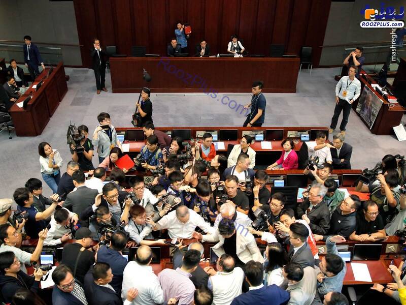 زد و خورد در مجلس قانون گذاری هنگ‌ کنگ! +عکس