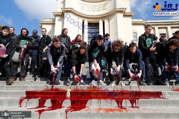 خون های اعتراضی فعالان محیط زیست در پاریس +عکس