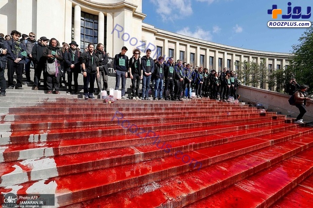 خون های اعتراضی فعالان محیط زیست در پاریس +عکس