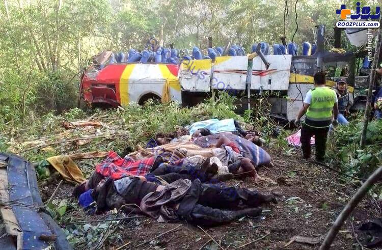 عکس/ سقوط مرگبار اتوبوس به دره‌ای عمیق