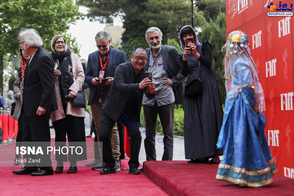 ذوق زدگی مهمانان خارجی در جشنواره جهانی فجر از دیدن لباس سنتی ایرانی +عکس