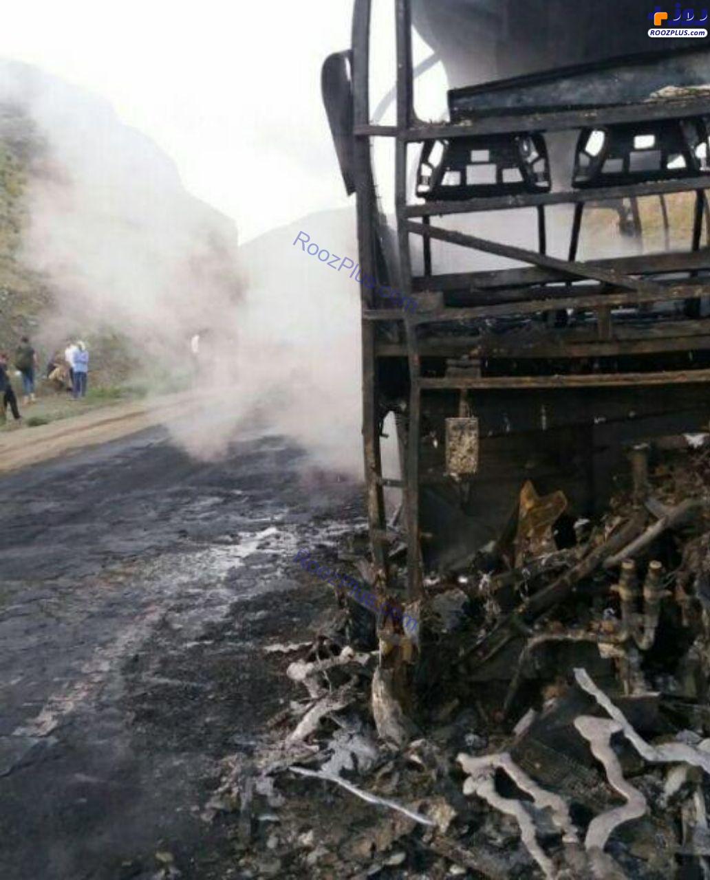 آتش سوزی یک دستگاه اتوبوس مسافربری حامل سربازان وظیفه +عکس