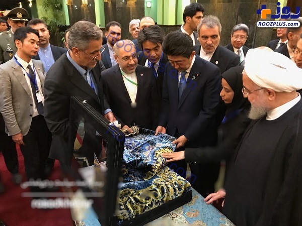 اهدای یک تخته فرش نفیس ابریشم ایران به نخست وزیر ژاپن +عکس