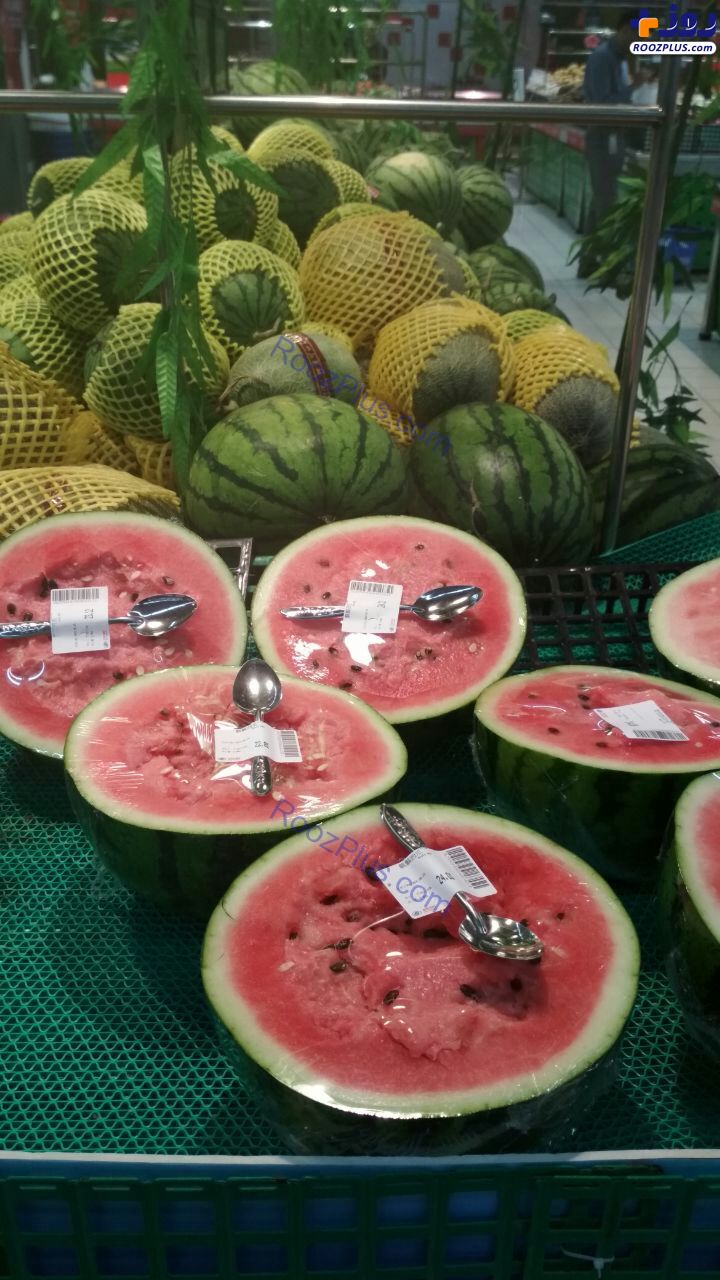 فروش نصف هندوانه با یک قاشق در چین +عکس