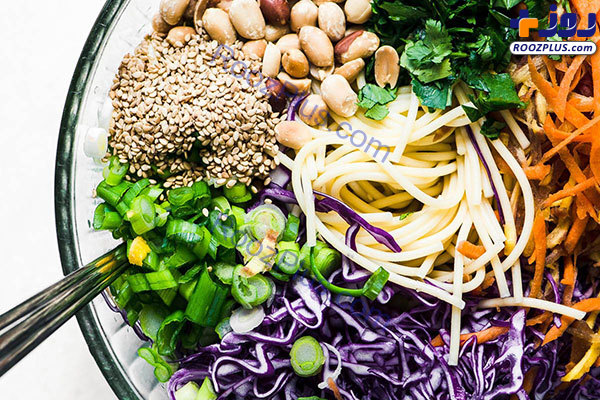 سالاد اسپاگتی تایلندی با آجیل و سبزیجات رنگی