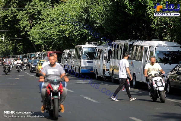 تجمع اعتراضی جمعی از رانندگان مینی‌بوس در مقابل شورای شهر تهران + عکس