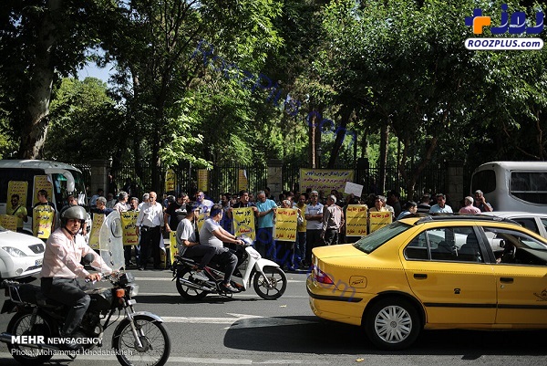 تجمع اعتراضی جمعی از رانندگان مینی‌بوس در مقابل شورای شهر تهران + عکس