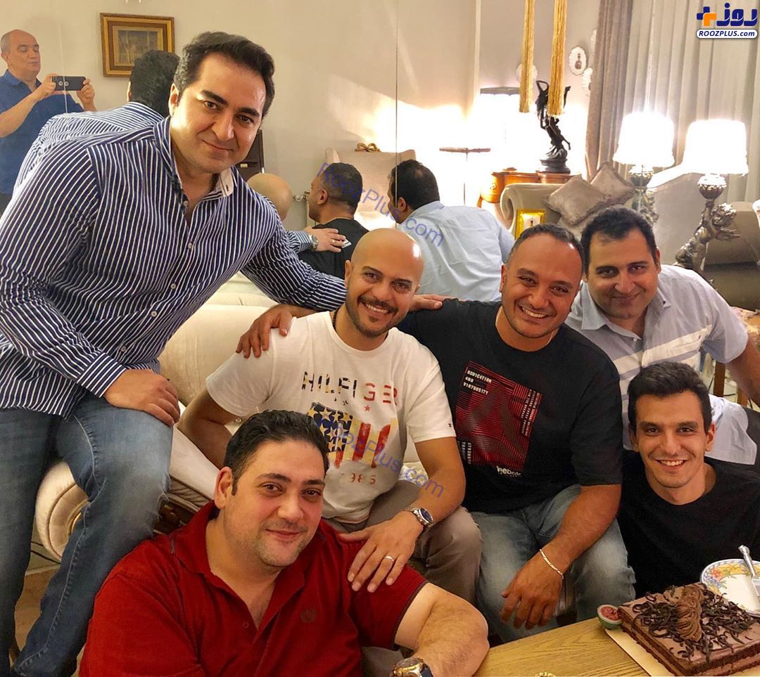 جشن تولد مجری ممنوع التصویر در کنار دوستانش/ عکس