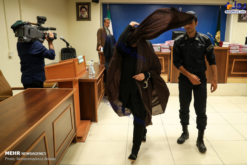 حرکات غیرعادی خا‌نم متهم در دادگاه مفسدان اقتصادی! +عکس
